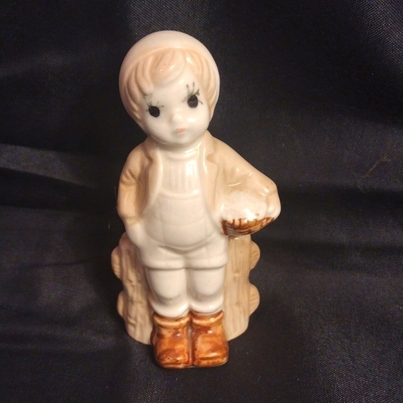 𝅺VINTAGE porcelain boy figurine with Barry basket - Picture 1 of 11